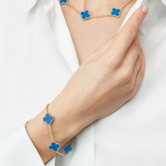 Van Cleef & Arpels Blue and Gold Agate Clover Bracelet - Picture 2 of 4